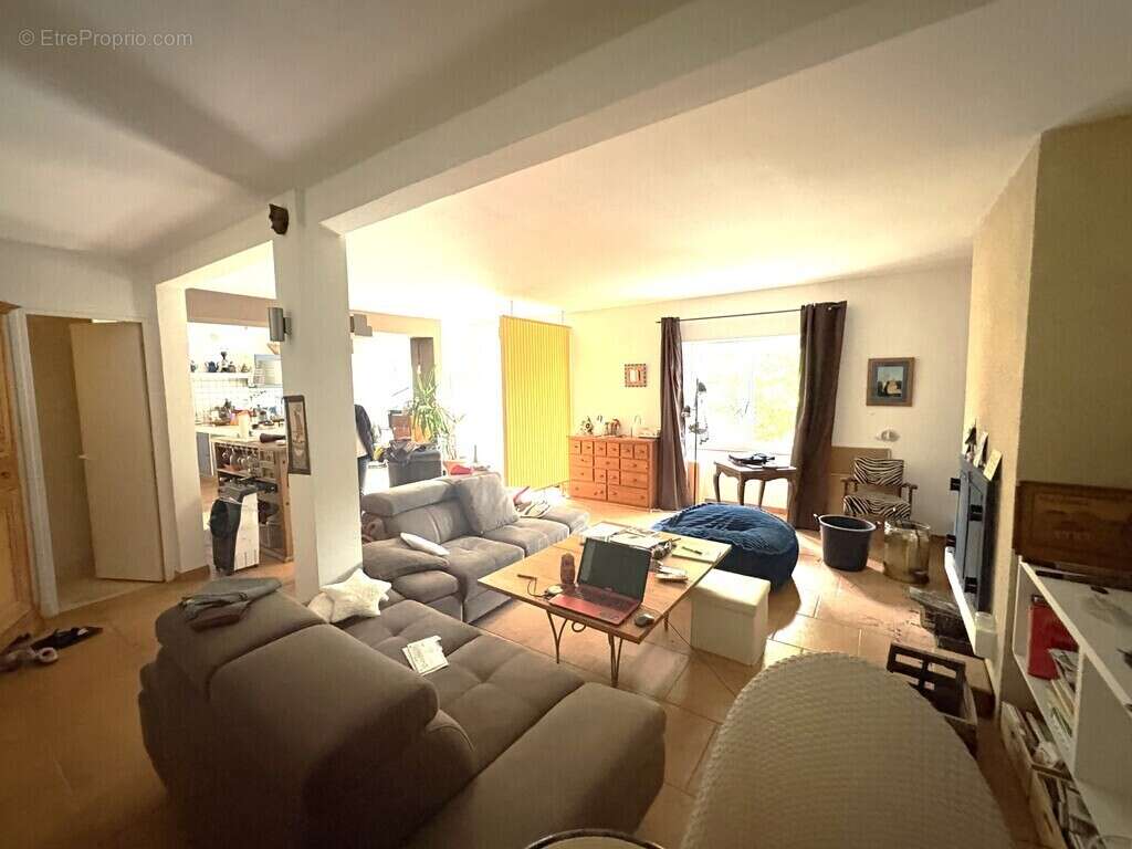 Commerce à LA BEGUDE-DE-MAZENC