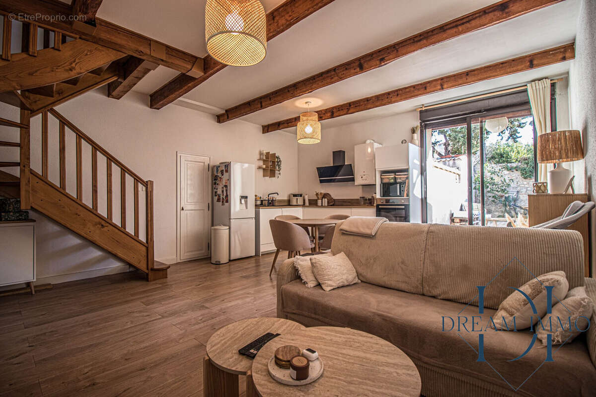 Maison à VIC-LA-GARDIOLE