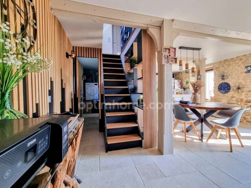 Maison à SAINT-CHRISTOPHE-DE-CHAULIEU