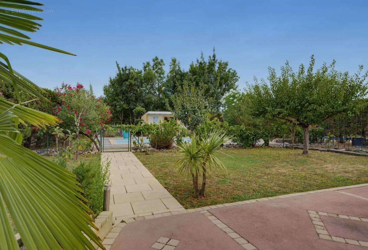 Laissez-vous séduire par cette villa de caractère - photo 2