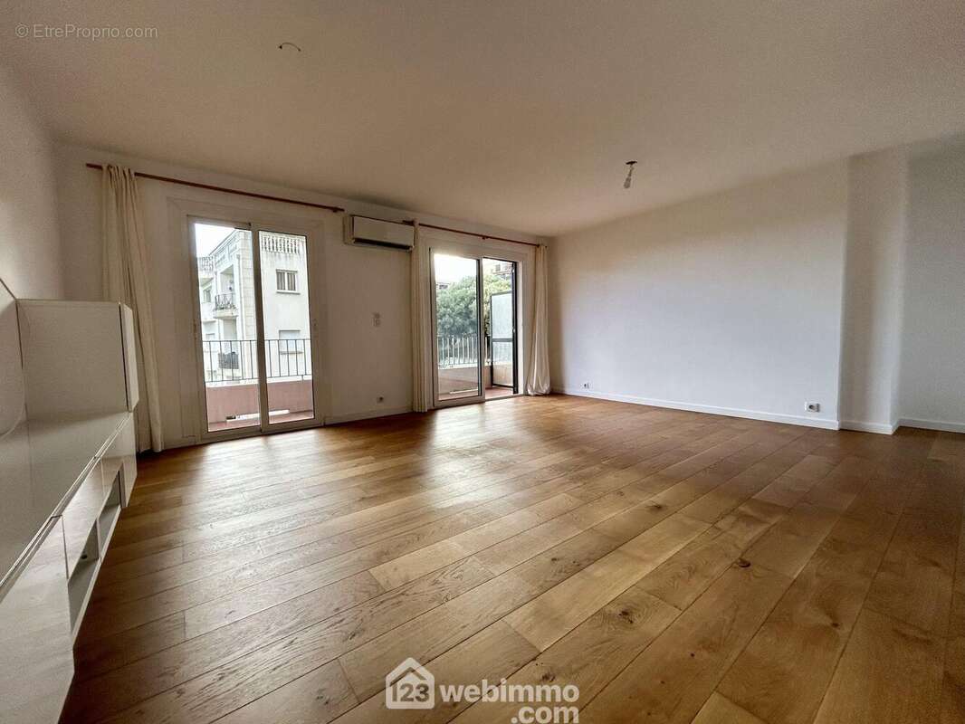 Séjour parqueté et climatisé de 25 m2 - Appartement à SAN-MARTINO-DI-LOTA