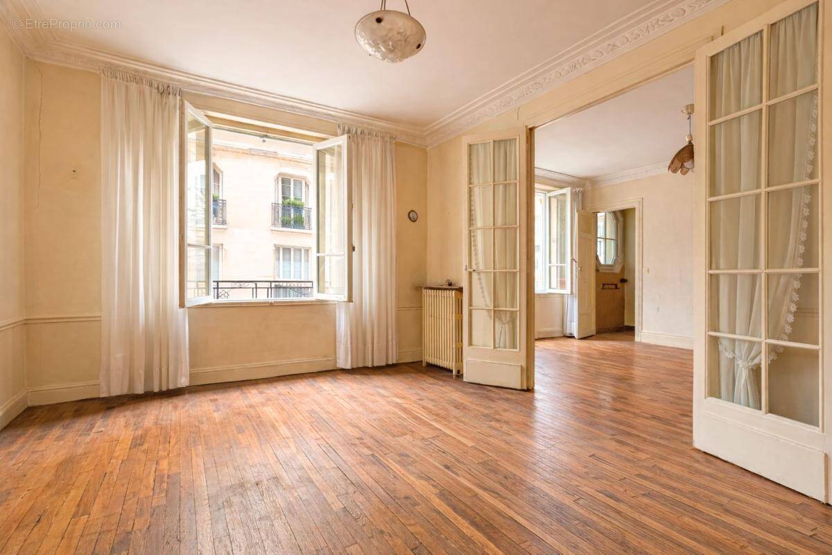 Appartement à PARIS-16E