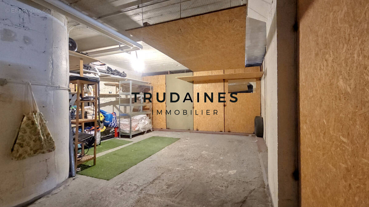 Parking à PARIS-18E