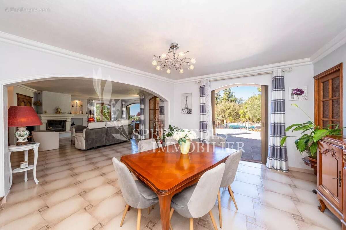 Maison à SAINT-CEZAIRE-SUR-SIAGNE