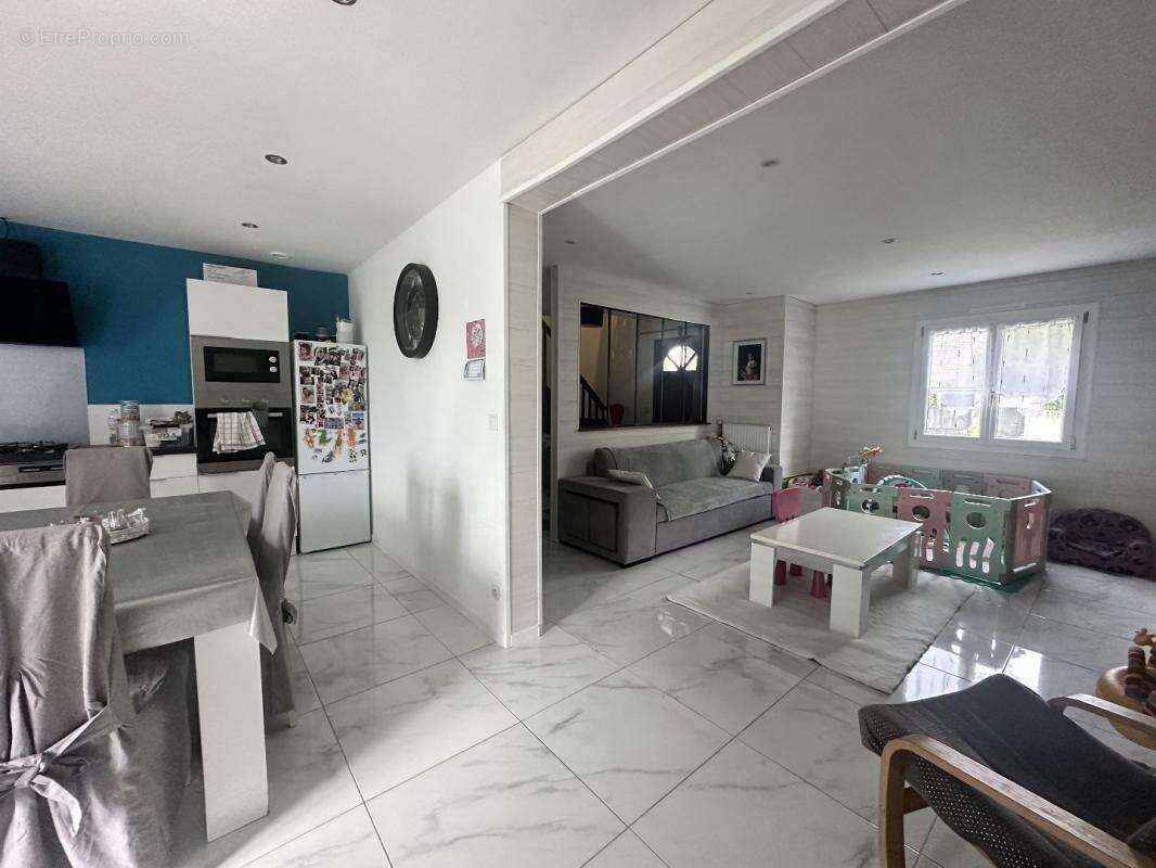 Maison à TREMBLAY-LES-VILLAGES