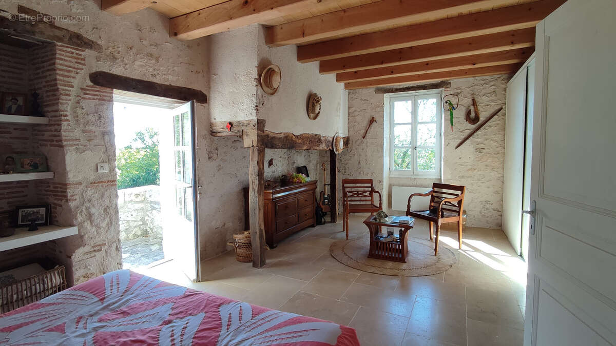 Maison à MONTAIGU-DE-QUERCY