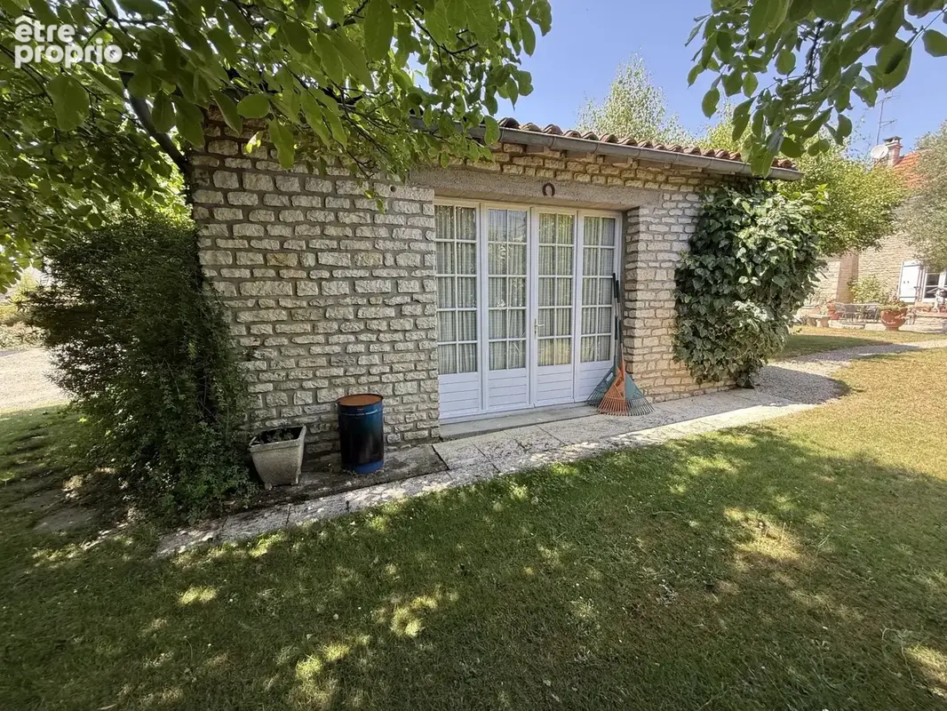A proximité de Ruffec, magnifique maison en pierre de caractère offrant cinq chambres avec jardin, piscine et dépendances - photo 16