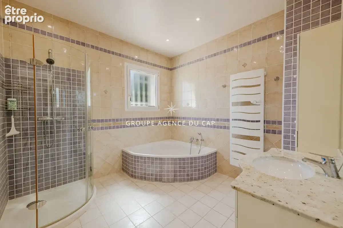 Vue degagee tres belle villa lumineuse de 7 pieces 5 chambres piscine deux garages proche golfs - photo 16