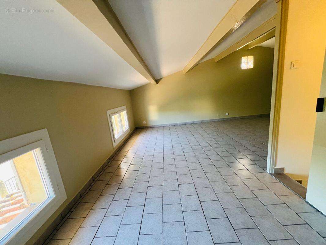 Maison à SAINT-MITRE-LES-REMPARTS