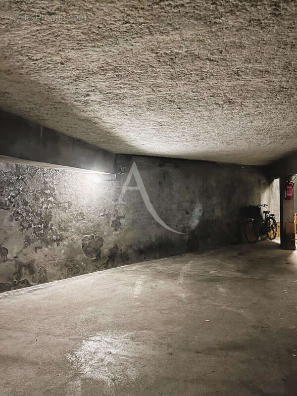 Parking à PARIS-12E