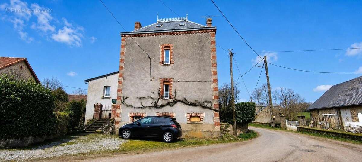 Maison 70 m² à Moutier-Rozeille  - photo 4