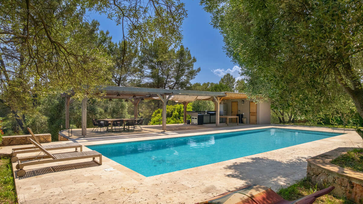 Maison à BAGNOLS-EN-FORET