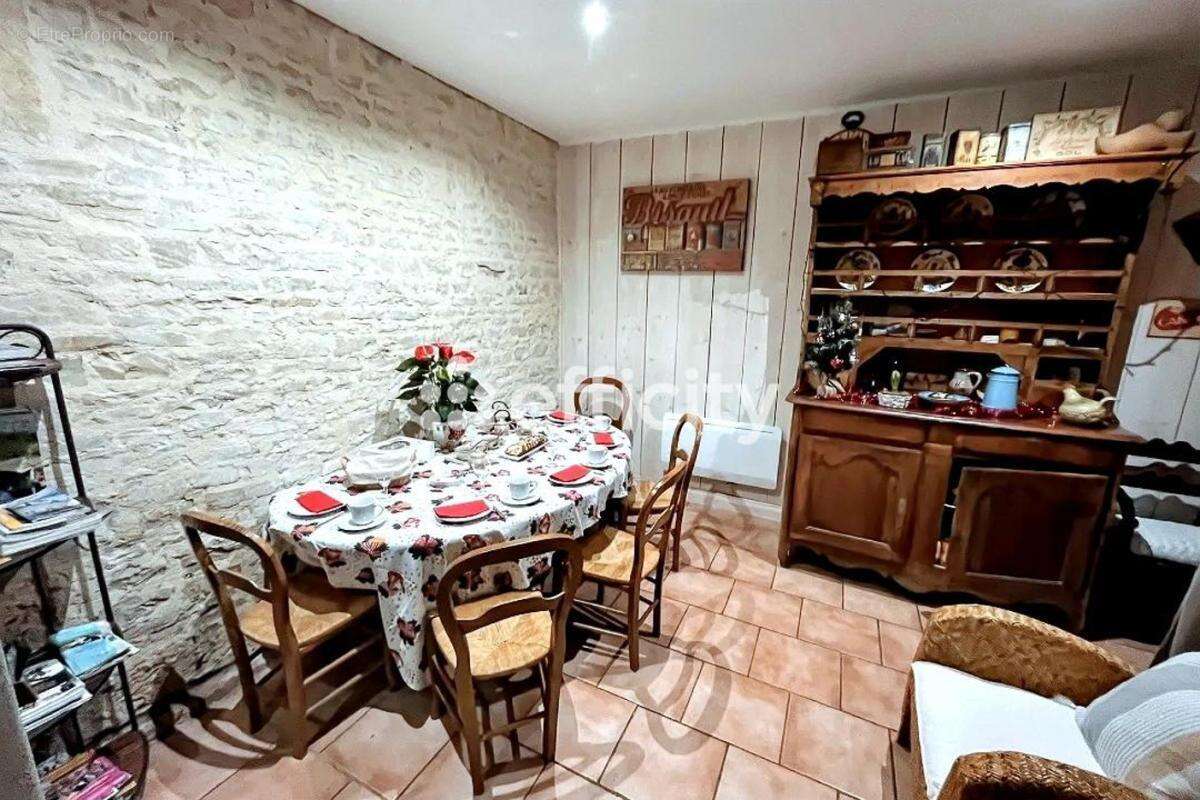 Maison à AIGRE