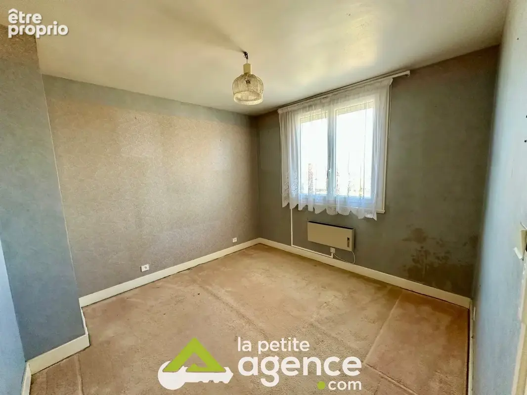 SAINT DOULCHARD, maison T4 de 117 m2 avec garage et dépendances sur  600 m2 de jardin. - photo 7