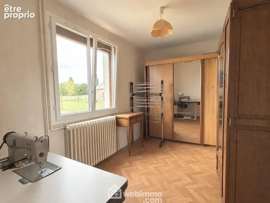 .. et une troisième chambre utilisé actuellement en bureau.