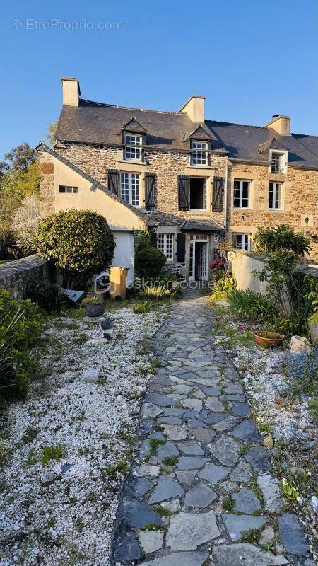 Maison à LANGROLAY-SUR-RANCE