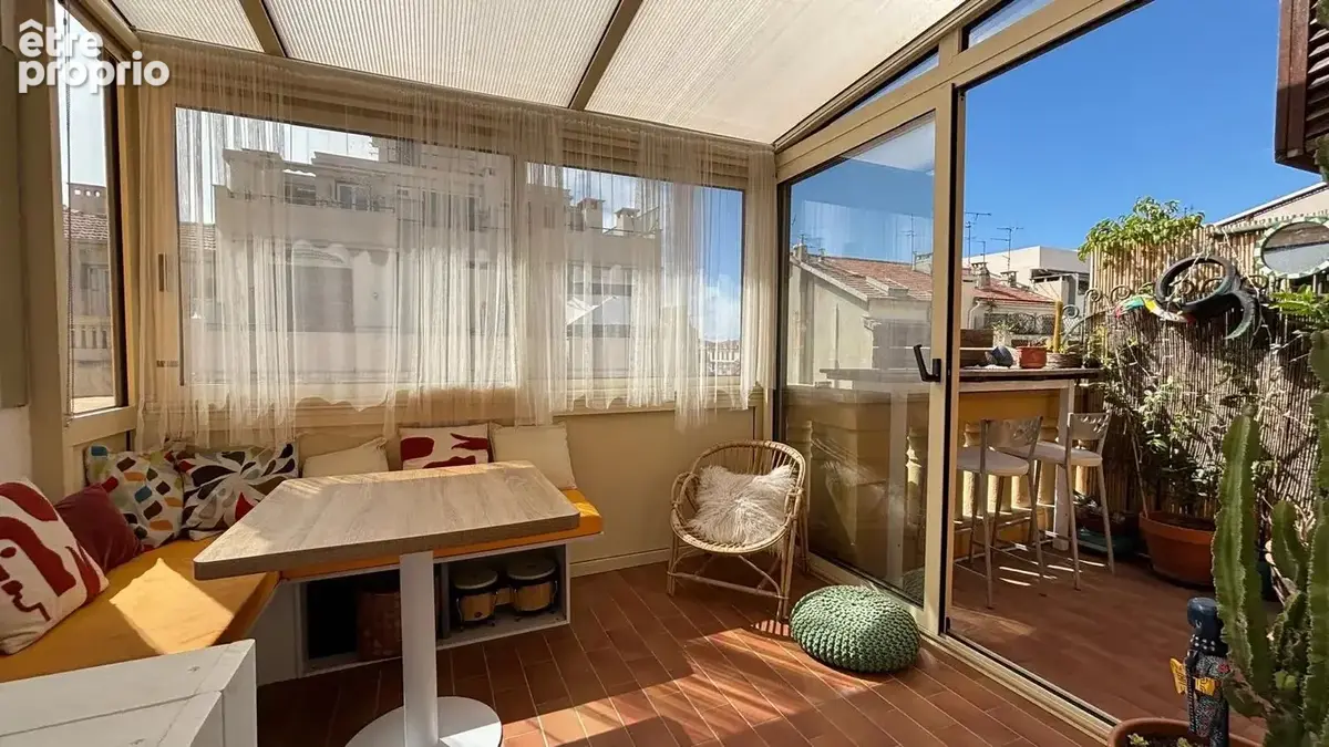 Nice Libération - Appartement 2 pièces en dernier étage avec terrasse - photo 2