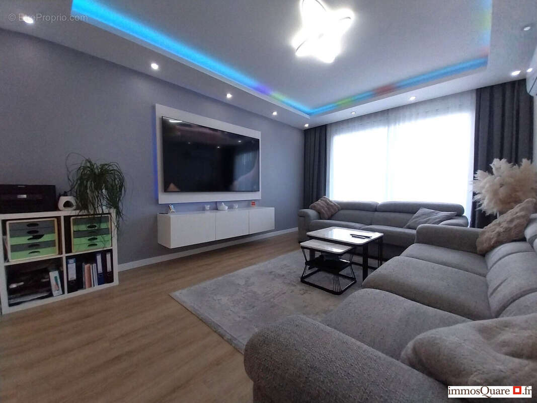 Salon avec balcon - Appartement à SASSENAGE