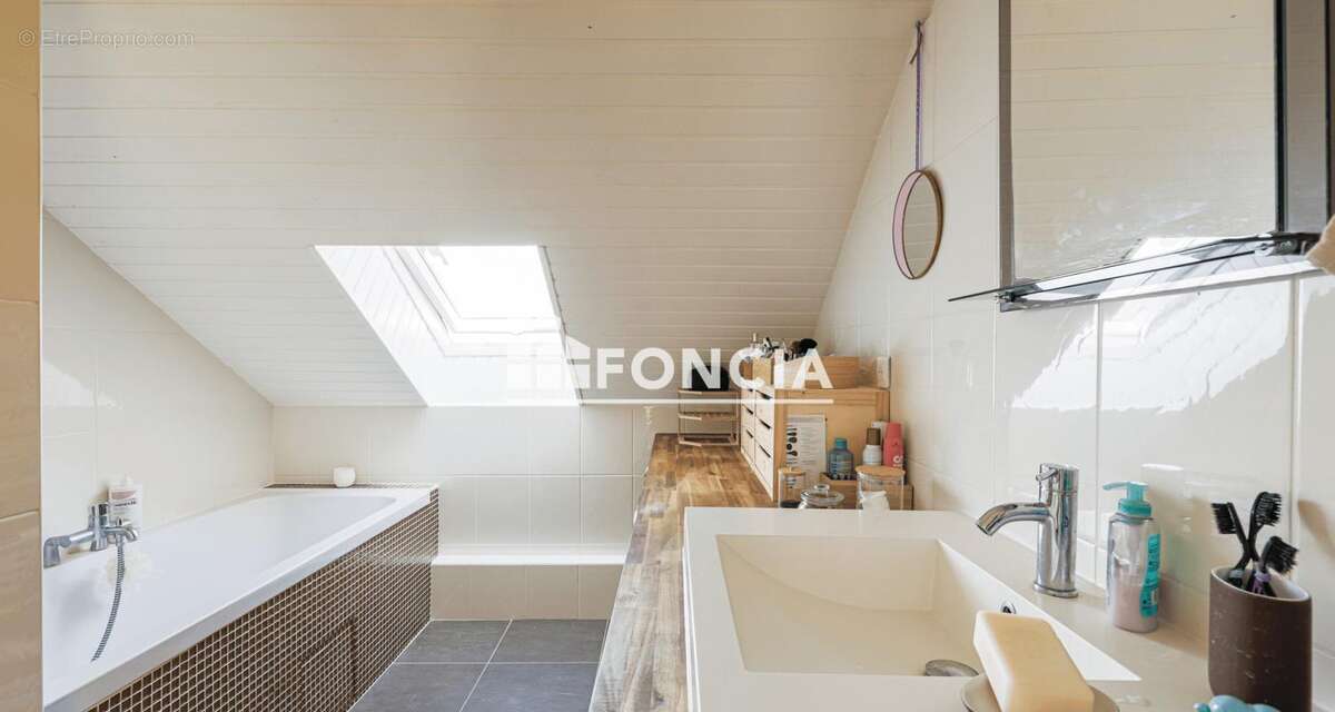 À acheter - varces-allières-et-risset – appartement t4 + cuisine – cellier - photo 10