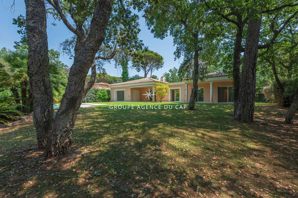 Superbe villa de plain-pied avec 5 chambres, piscine et double garage, proche golf et commerces - photo 17