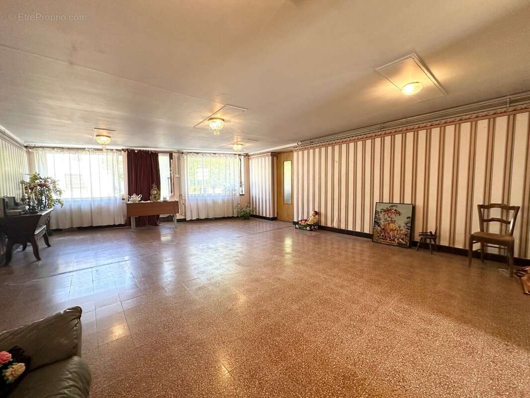 Salle à manger de 40 m² - Maison à ATTIGNAT