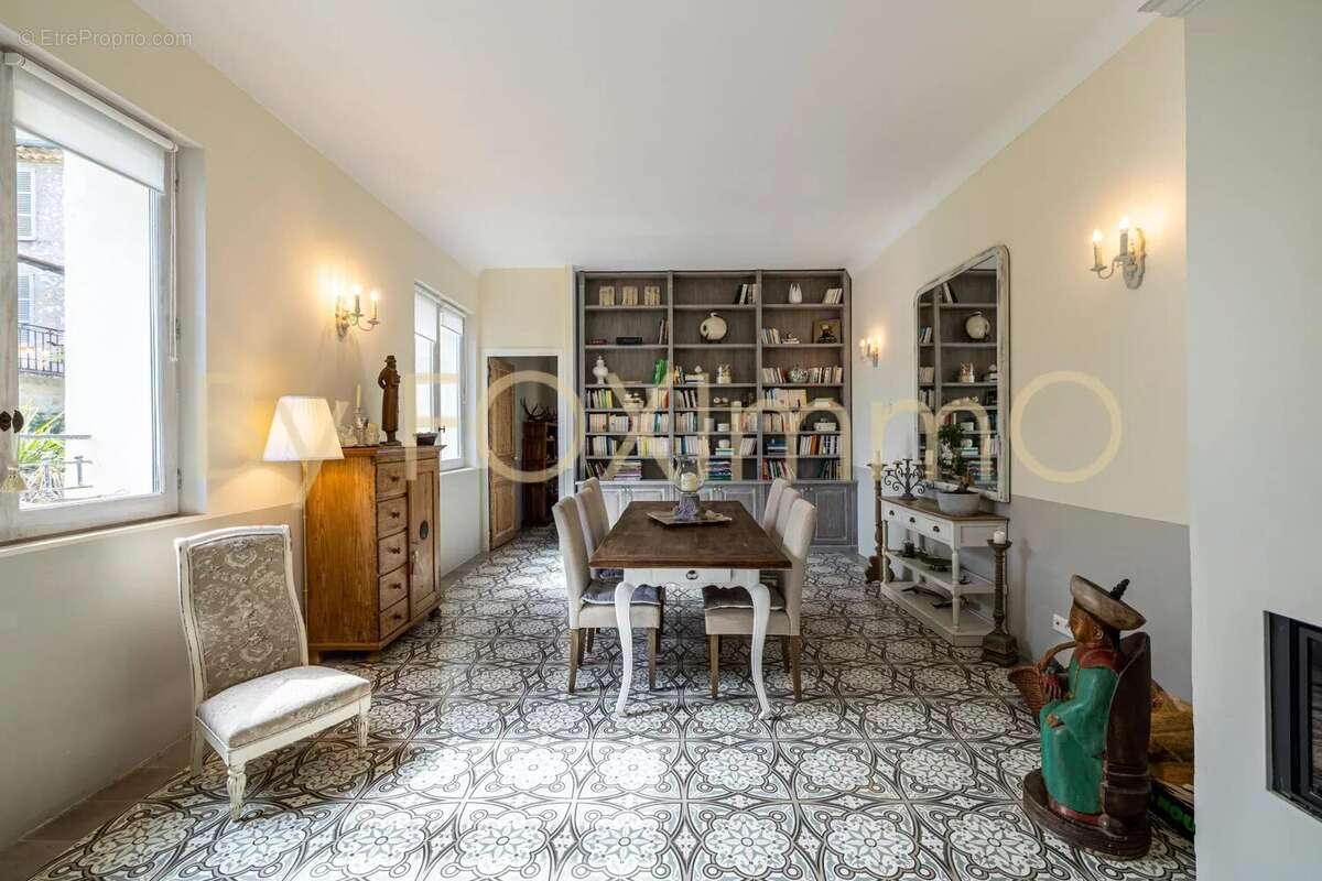 ATYPIQUE & UNIQUE - VENCE Centre ville - Maison 230m2- rénovée- jardin- garage - calme absolu- piscine intérieure - photo 12