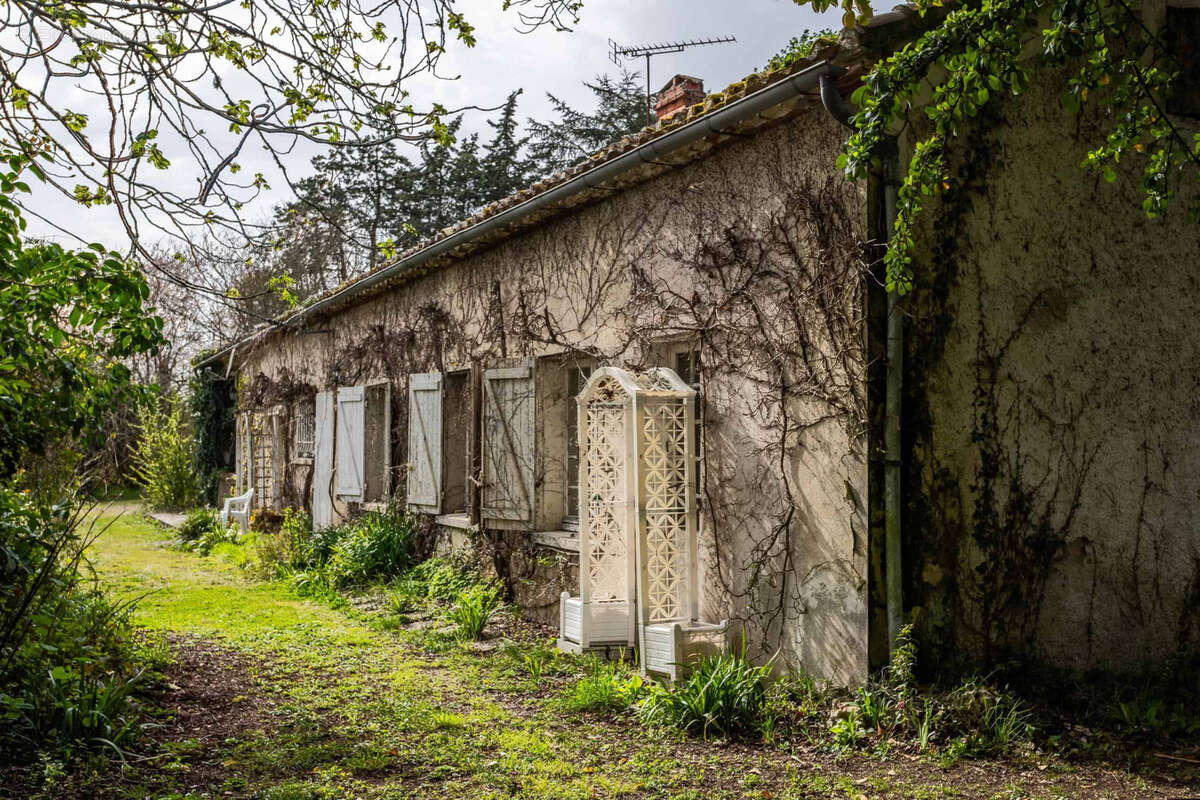 Stone property for renovation - photo 29
