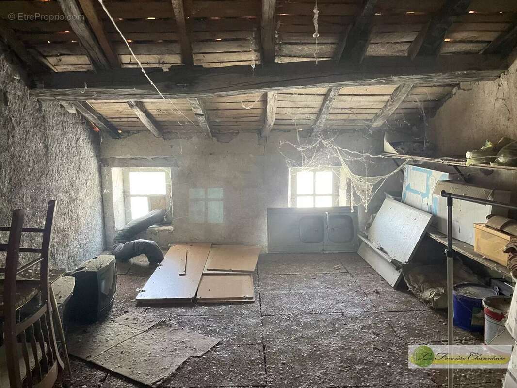 Maison 80 m² à Aigre  - photo 7