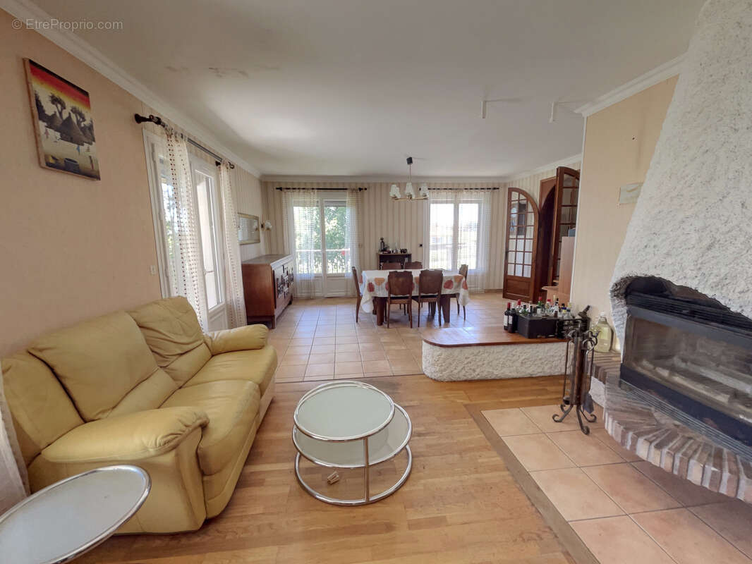 Maison à MIRANDOL-BOURGNOUNAC