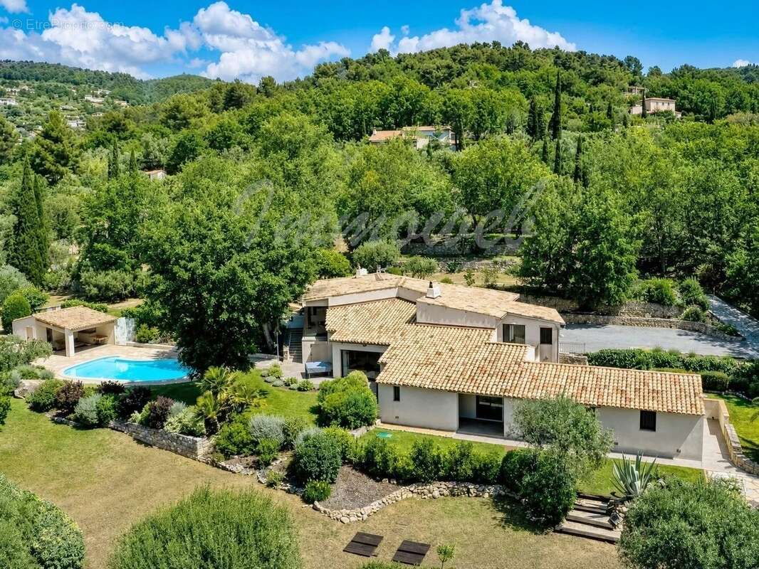 Vue village Belle villa de 300 m² avec 6 chambres - photo 15