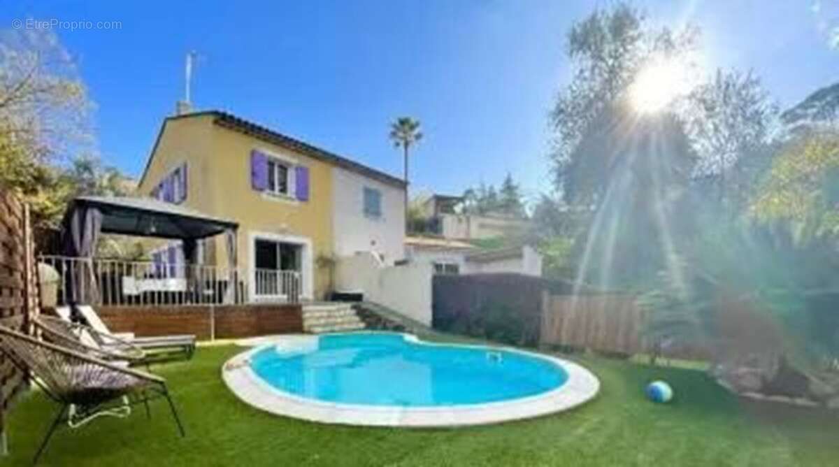 Maison à LA ROQUETTE-SUR-SIAGNE