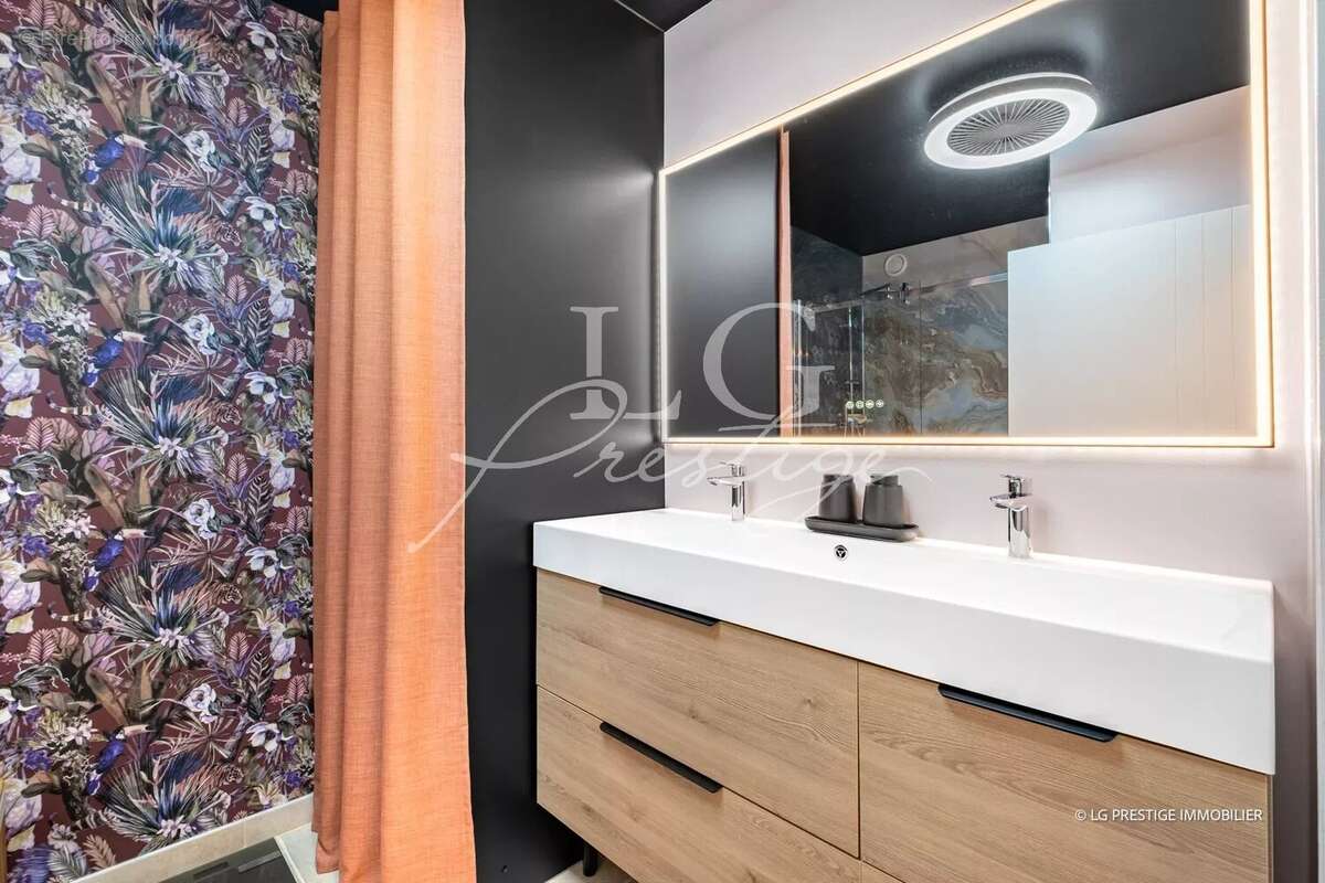 Appartement à MANDELIEU-LA-NAPOULE