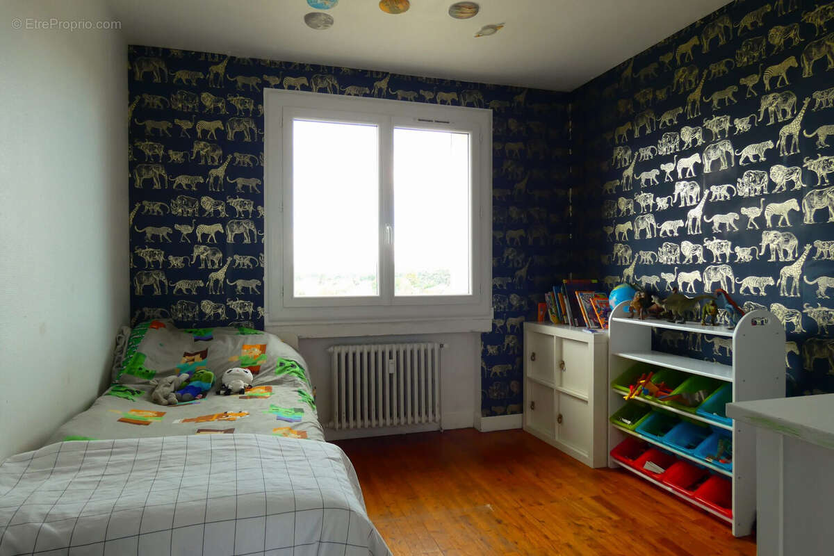 Chambre 1 - Appartement à MEYZIEU