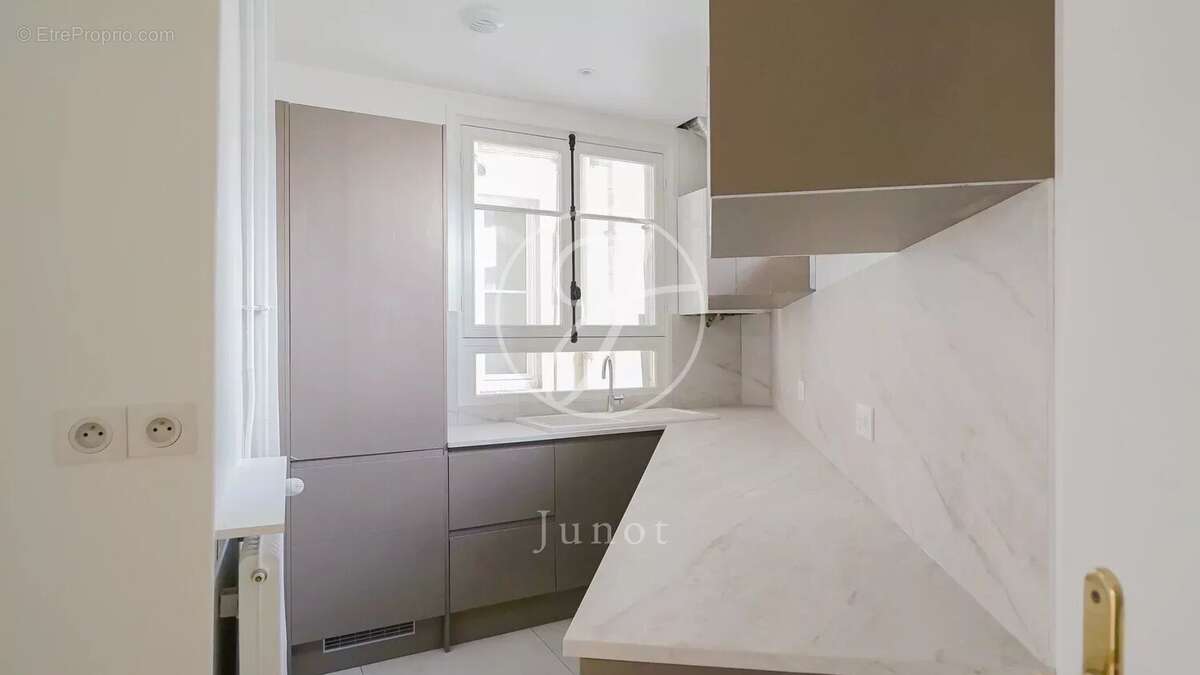 Appartement à PARIS-8E