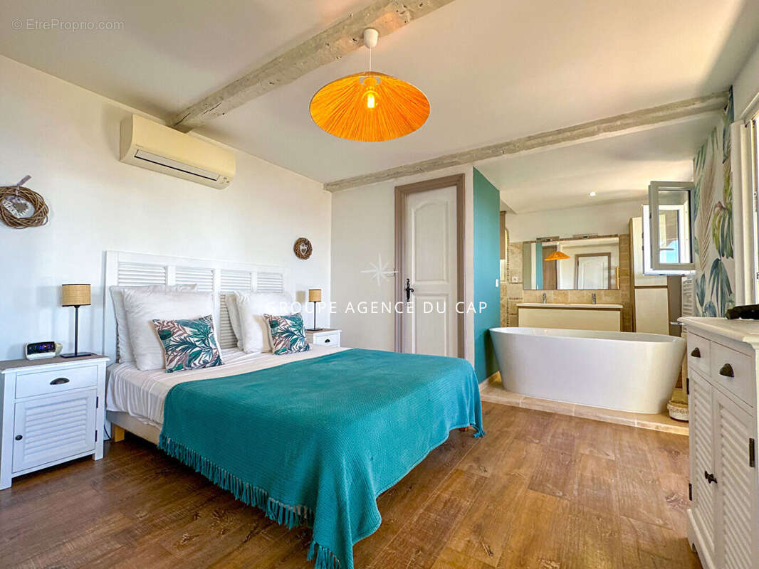 A vendre villa 6 chambres en suite piscine pool house vue mer panoramique sur st-tropez garages et parkings - photo 11