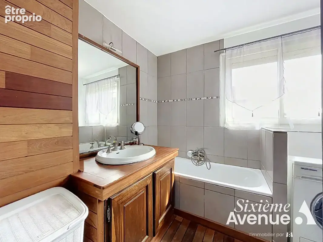 Maison Communay 7 pièces - 4 chambres - 226 m² habitables sur terrain de 1163 m² - photo 15