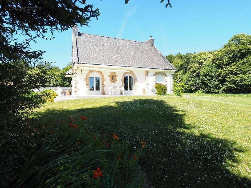 Agréable et lumineuse traditionnelle sur sous-sol complet - Belle parcelle paysagée de 2 800 m² - photo 2