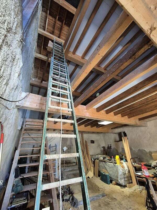 Maison de 380 m² à rénover avec jardin de 529 m². - photo 2