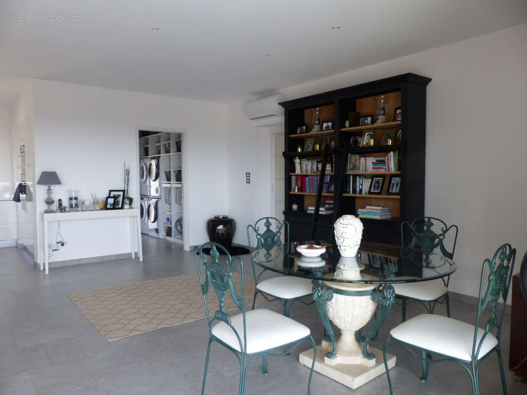 Villa Afa  contemporaine 6 pièce(s) 232 m2 F4+F2 avec piscine - photo 12