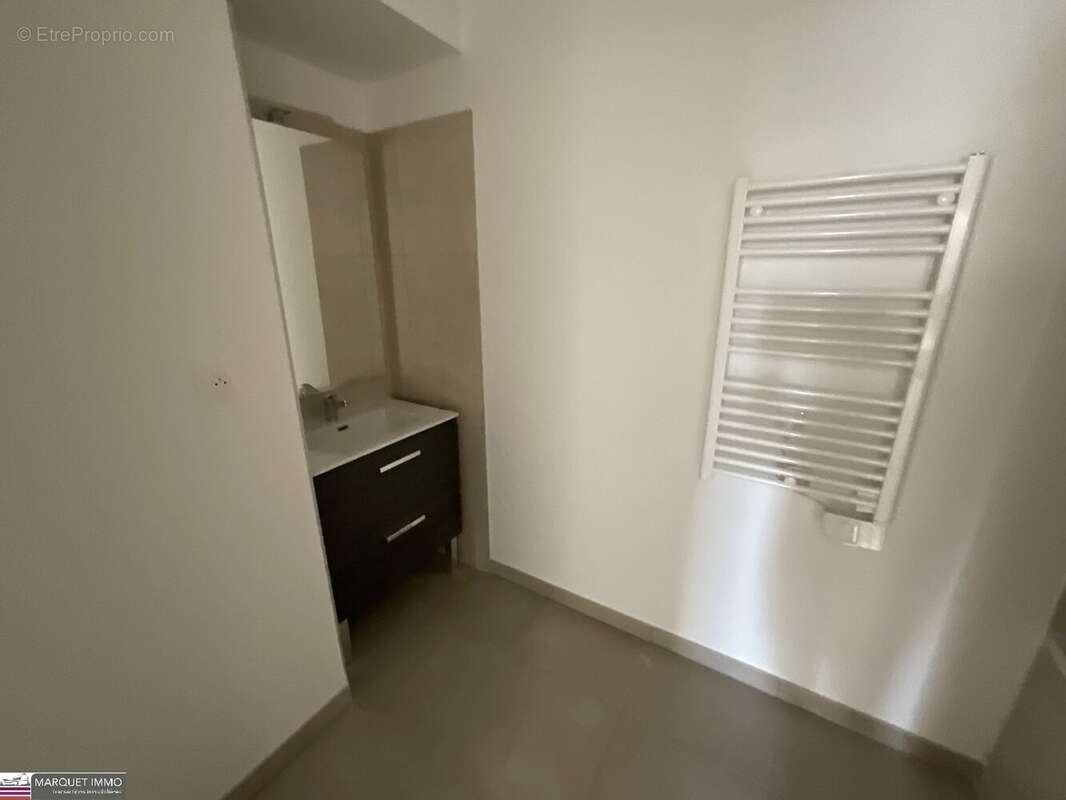 APT T4 offrant 80 m² avec terrasse 19 m² et parking au 5° étage avec ascenseur... - photo 6