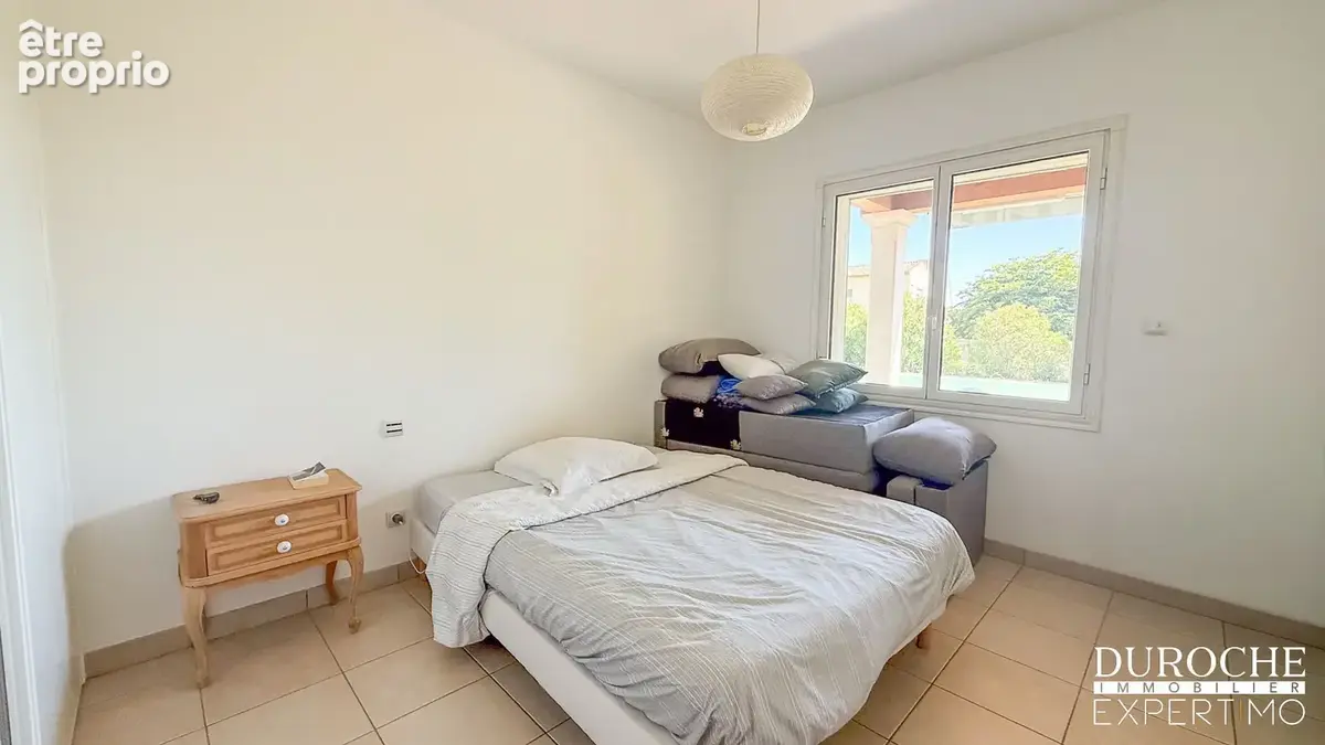 Piolenc, quartier résidentiel,  maison de plain-pied avec piscine et dépendances sur parcelle de plus de 2500m - photo 6