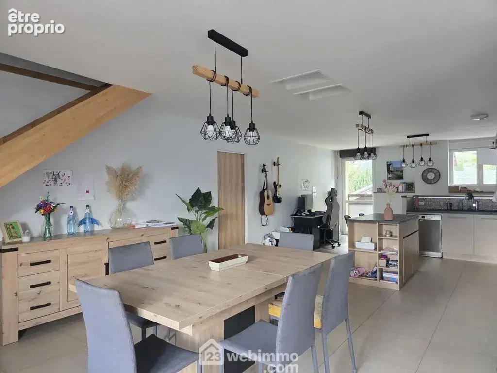 Venez découvrir cet appartement T4 de 120m² situé au 2ème et dernier étage à Mercury.
