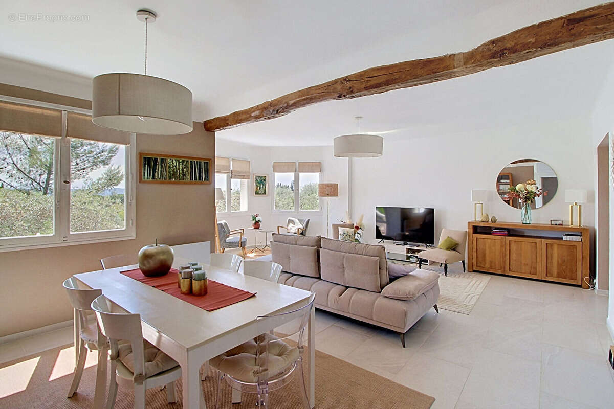 A VENDRE à LORGUES ! Maison de type T6 pièces  de 144 m² + piscine + garage sur un terrain de 1692m² - photo 16