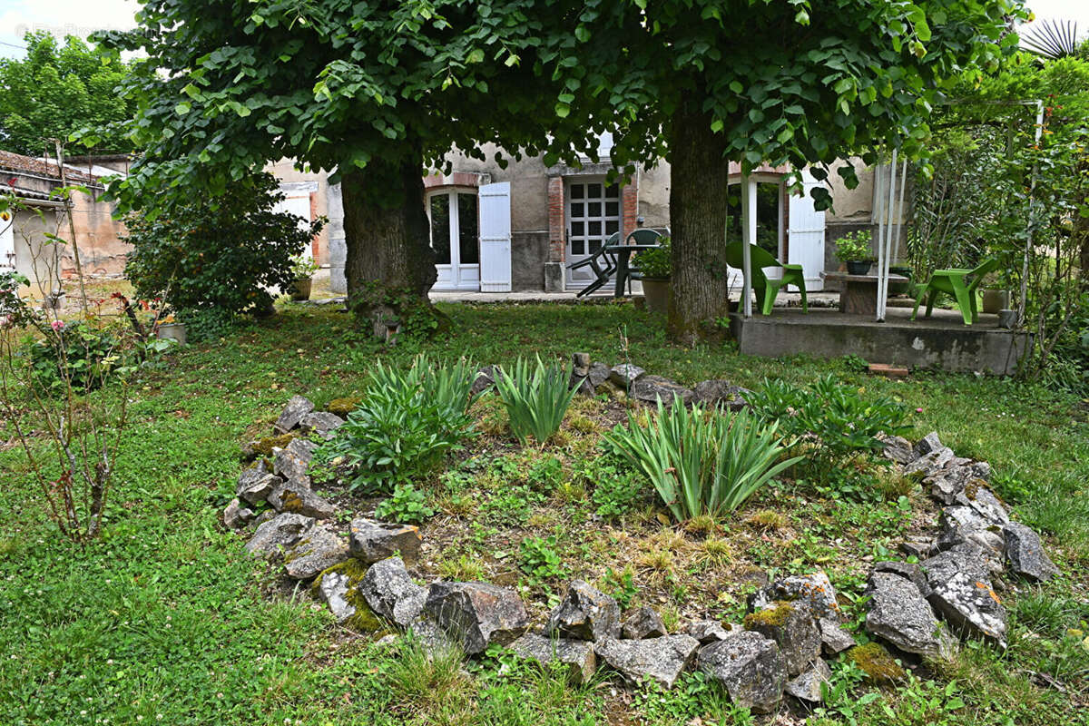 Maison de charme avec beau potentiel ! - photo 5