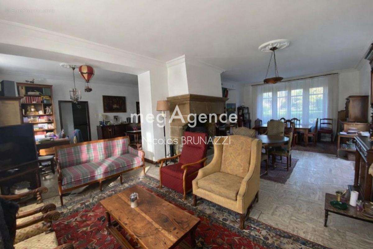 Maison à AMBRIERES-LES-VALLEES