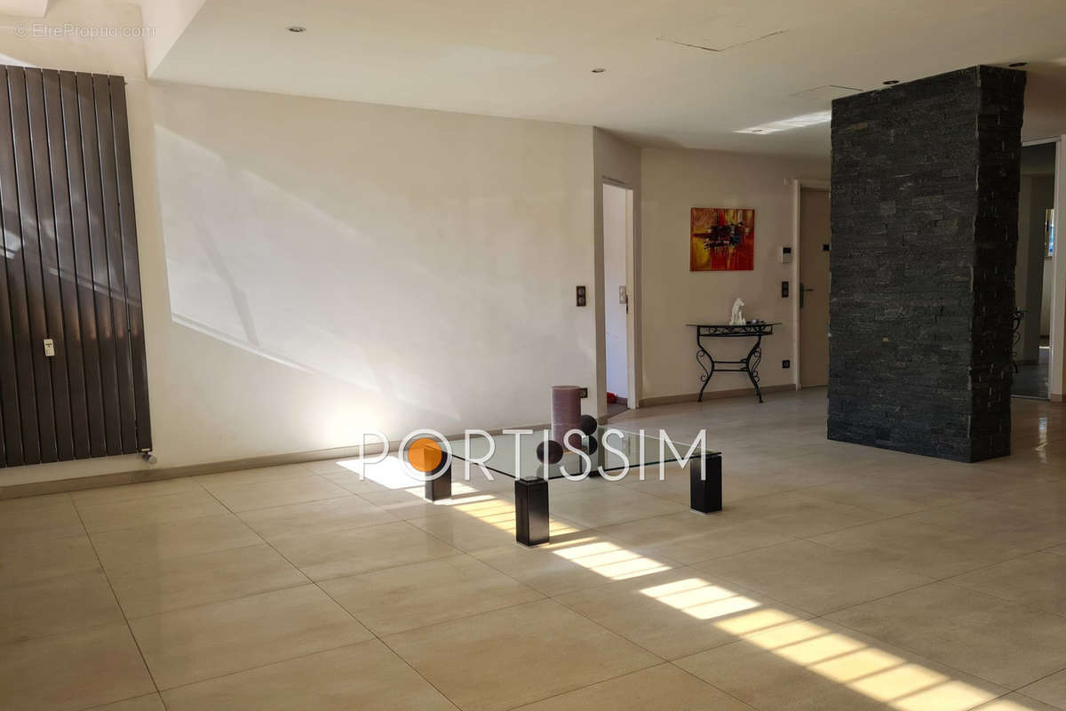 Appartement à SAINT-LAURENT-DU-VAR