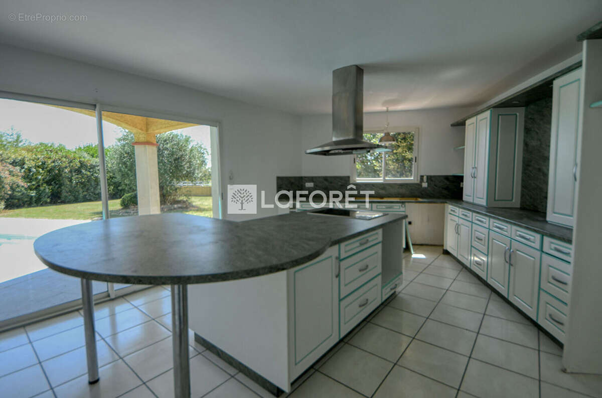 A vendre maison avec piscine et environnement paysage a 3 min de l'autoroute - photo 4
