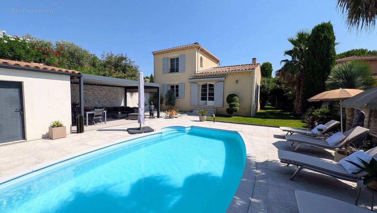 Maison à ENTRAIGUES-SUR-LA-SORGUE