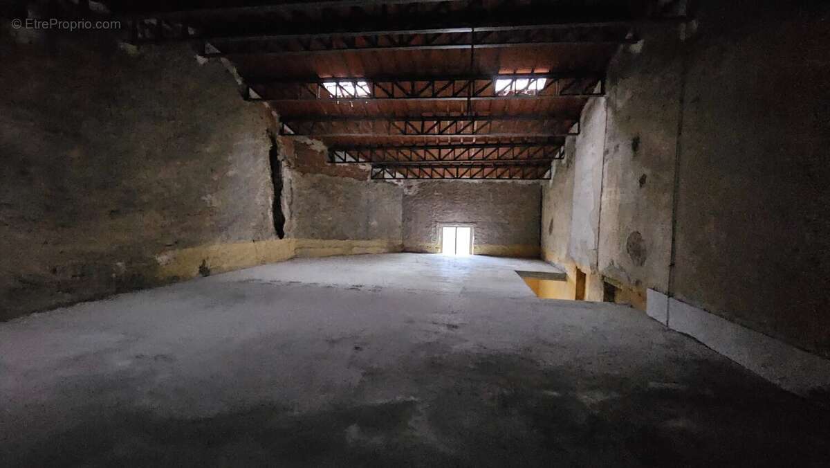 Commerce à LEZIGNAN-CORBIERES