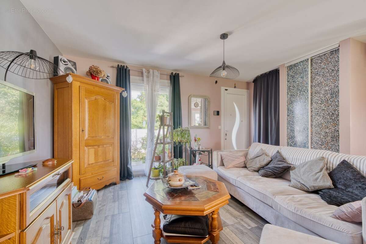 Maison de plain-pied de 135 m² à vendre - 4 chambres - 1 bureau - 7 pièces TONNAY CHARENTE (17) - photo 6